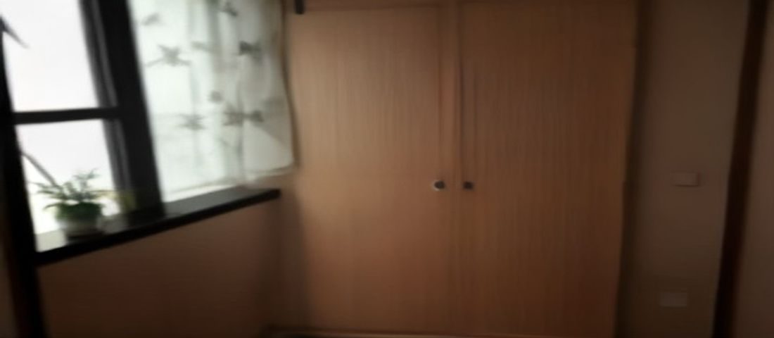 吾爱社区平台界面全景展示，深蓝色调专业论坛风格，用户活跃讨论区与资源分享列表清晰可见，整体氛围专业且社区感强烈