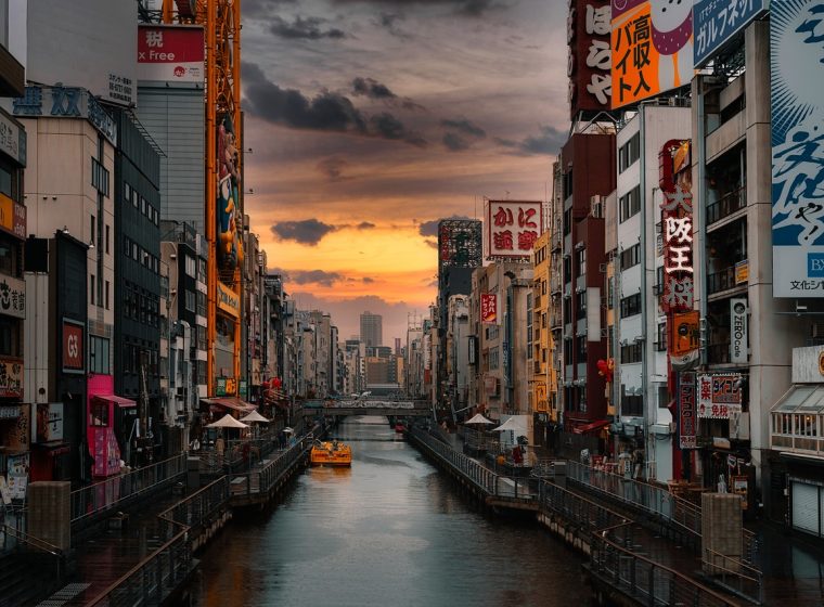 深蓝夜色中一栋安静的办公建筑，象征吾爱社区版规长期观察的沉稳氛围